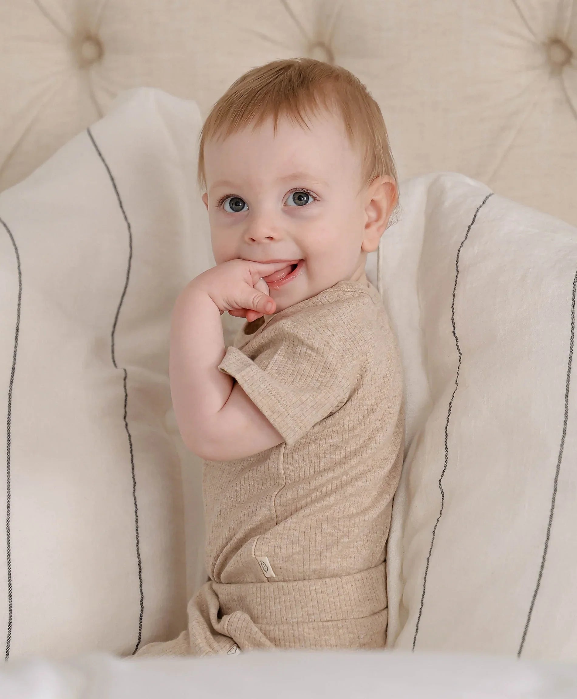 Comfy baby short sleeve bodysuit - Heather oat Lummi in Colour Babywear